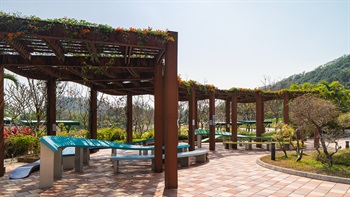 Seating is provided under the pergola for shaded resting areas. The shape of the bench provides seating of different heights for users with different needs, as well as adding a playful element to the space.